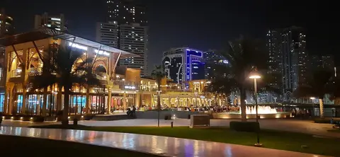 واٹر فرنٹ کا کھانا اور روشنیاں اندھیرے کے بعد القصباء کو مختلف ماحول دیتے ہیں۔