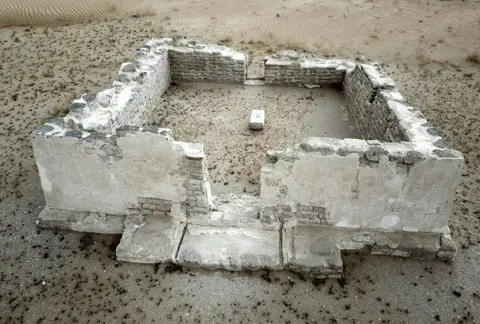 مندر کے کھنڈر قدیم عمارت کا نقش محفوظ رکھتے ہیں۔
