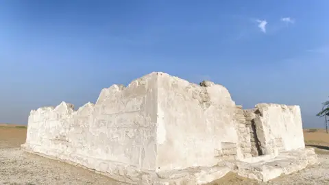قدیم مندر کی کھڑی دیواروں کا قریب منظر۔