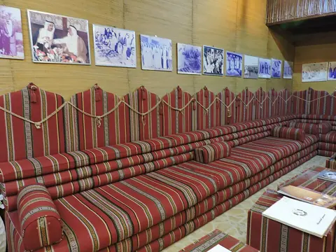 میوزیم کے اندر روایتی مجلس کی نشستیں؛ نمائش بدل سکتی ہے۔
