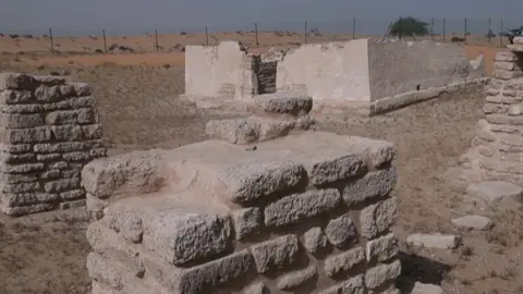 الدور آثارِ قدیمہ کی بحال شدہ پتھر کی عمارت۔