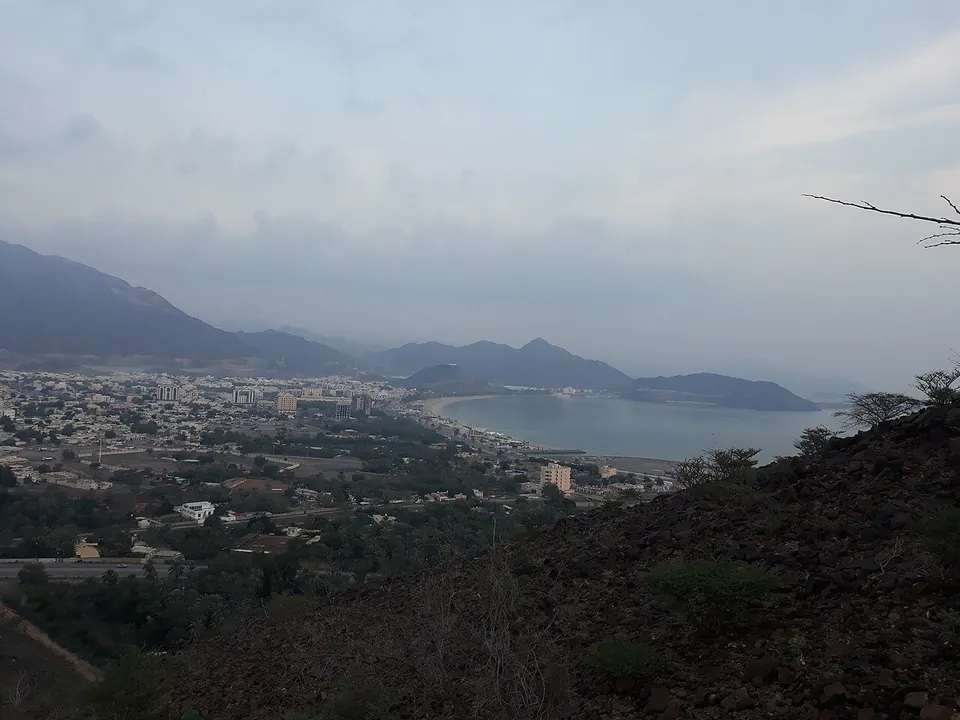 الربیع سے خورفکان کے پہاڑوں اور خلیج کا منظر؛ یہ السحب ریسٹ ہاؤس نہیں