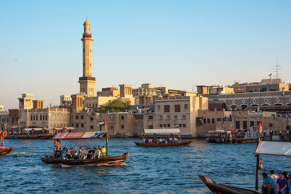 دبئی میں دبئی کریک کی عبرہ سواری